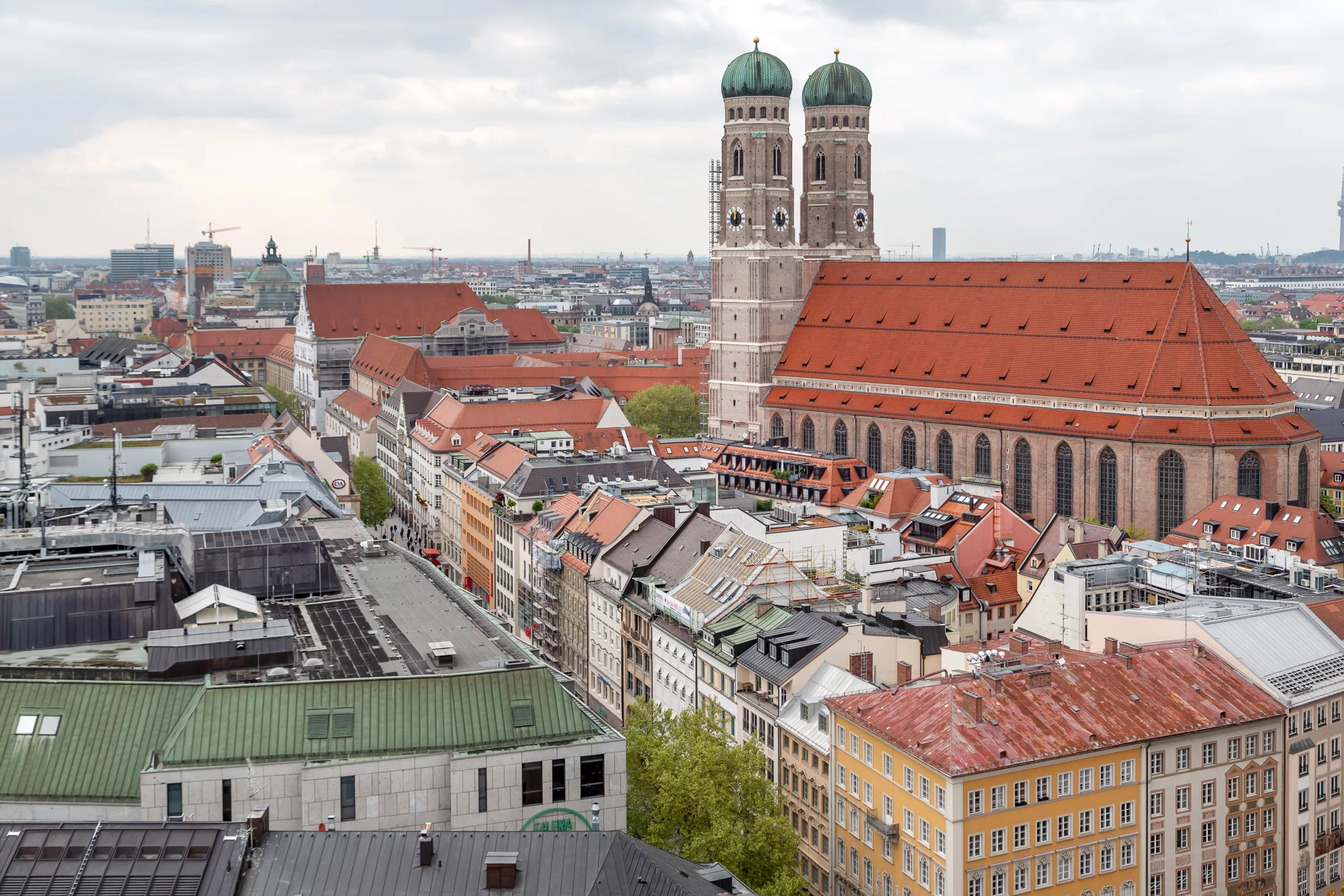 Visiting Munich's Old Town in Just One Hour - the Frauenkirche